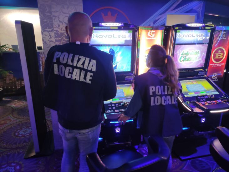 Slot machine accese in orario vietato, scatta una multa di 18mila €