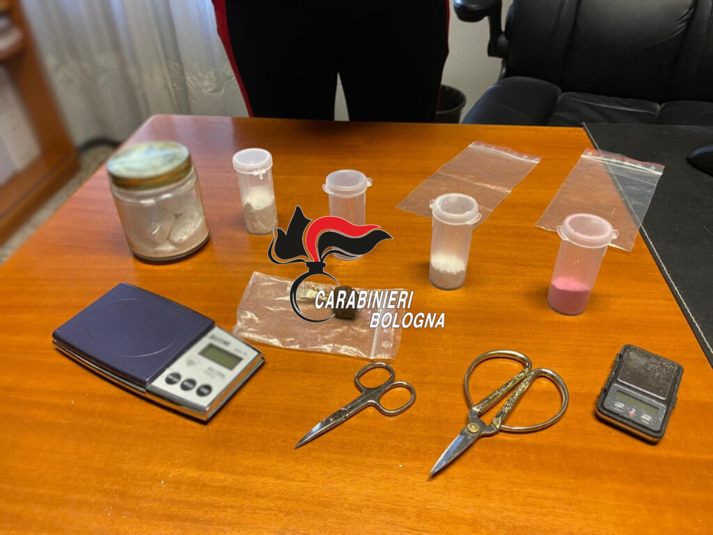 Mix di droghe spacciate come ‘cocaina rosa’, due arresti a Bologna