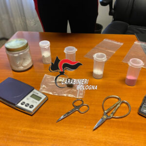 Mix di droghe spacciate come ‘cocaina rosa’, due arresti a Bologna