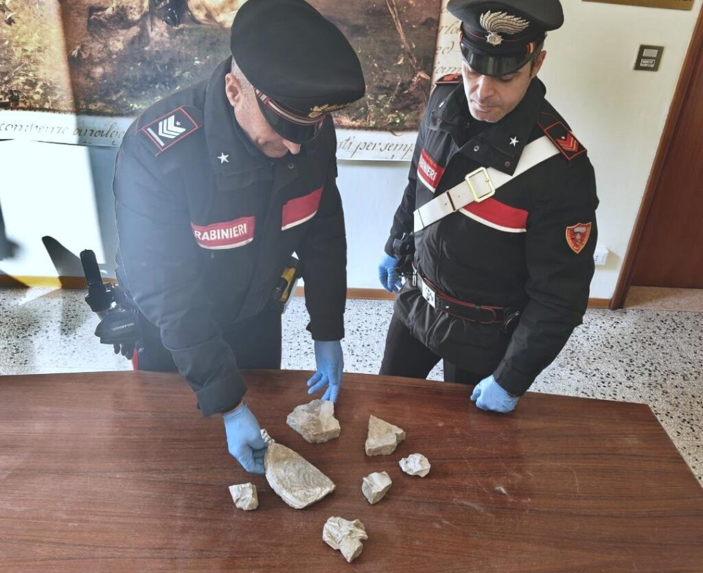 Trova frammenti (forse) archeologici, li prendono in custodia i carabinieri