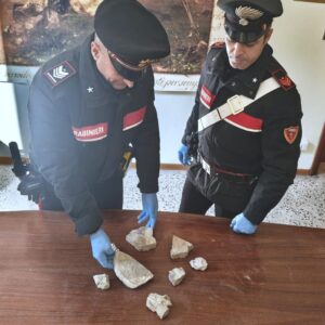 Trova frammenti (forse) archeologici, li prendono in custodia i carabinieri