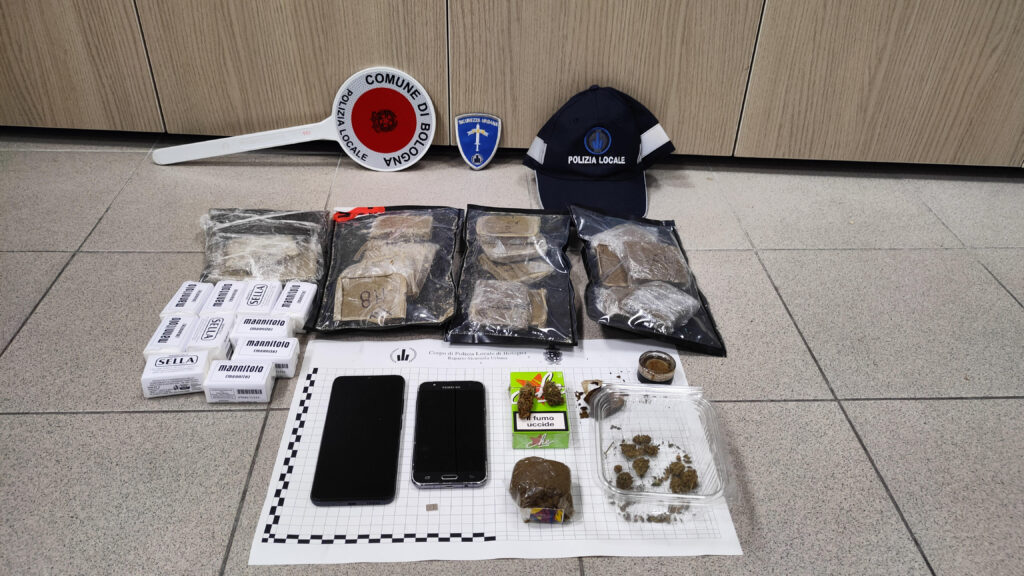 Occupano abusivamente alloggio Acer, trovato 1 Kg droga