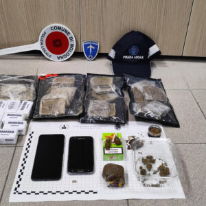 Occupano abusivamente alloggio Acer, trovato 1 Kg droga