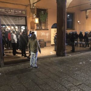 Aggressione in via Zamboni ai tifosi del Lille: tre feriti. Indagine della Digos