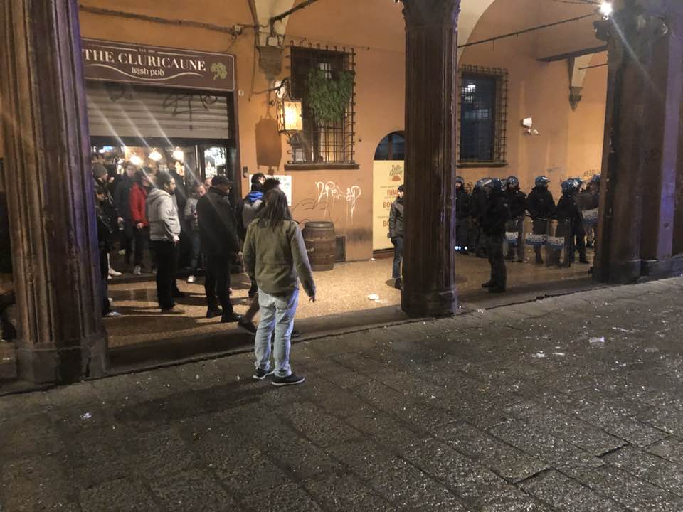 Aggressione in via Zamboni ai tifosi del Lille: tre feriti. Indagine della Digos