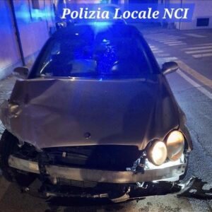 Travolge 5 auto in sosta e scappa, ‘pirata’ ricercato dalla Polizia Locale