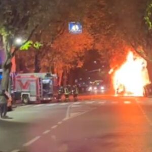 Autobus a fuoco in via degli Orti, fiamme alte bruciano anche due alberi