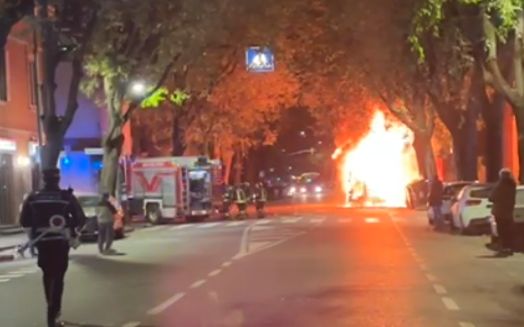 Autobus a fuoco in via degli Orti, fiamme alte bruciano anche due alberi