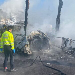 Fiamme dopo il tamponamento, automobilista muore carbonizzato