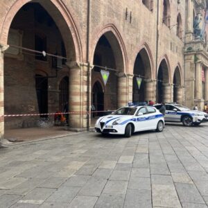 Disabile di 62 anni muore in Piazza Maggiore, trovata sotto il portico del Comune