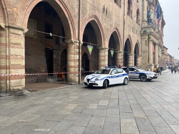 Disabile di 62 anni muore in Piazza Maggiore, trovata sotto il portico del Comune