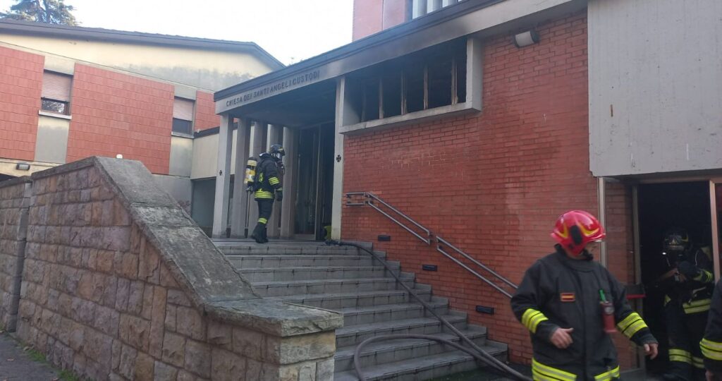 Incendio nella chiesa dei Santi Angeli Custodi in via Lombardi