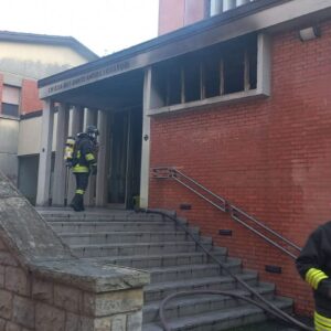 Incendio nella chiesa dei Santi Angeli Custodi in via Lombardi