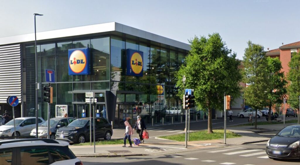 Ladro ‘seriale’ ruba birra e grappa alla Lidl, arrestato