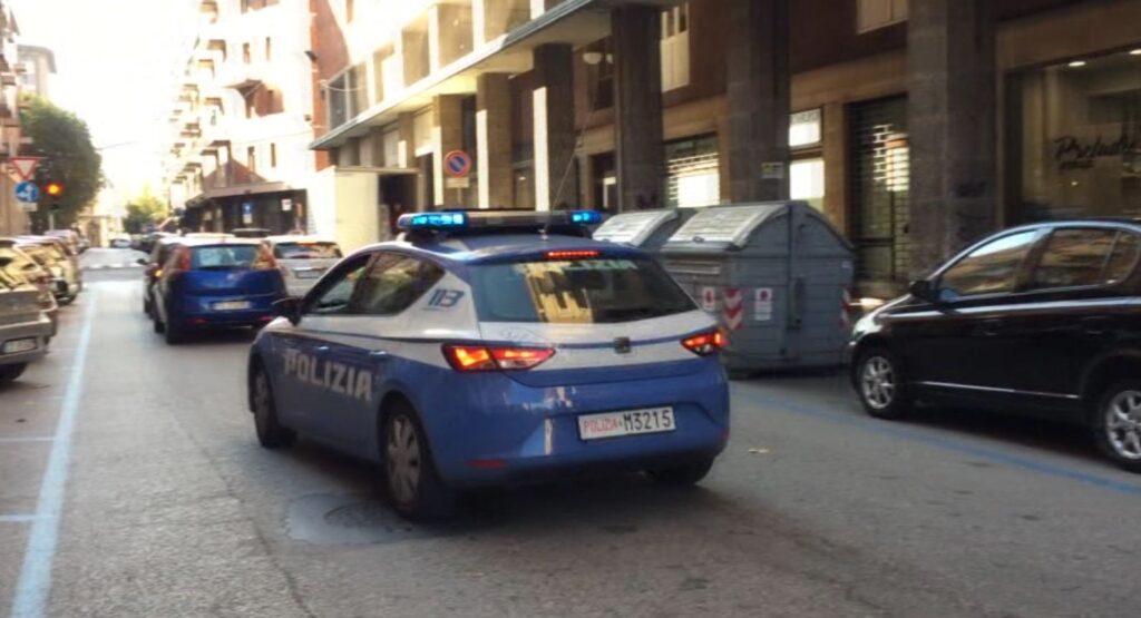Tenta di rapinare un passante in via Ferrarese, arrestato