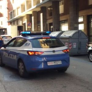 Tenta di rapinare un passante in via Ferrarese, arrestato