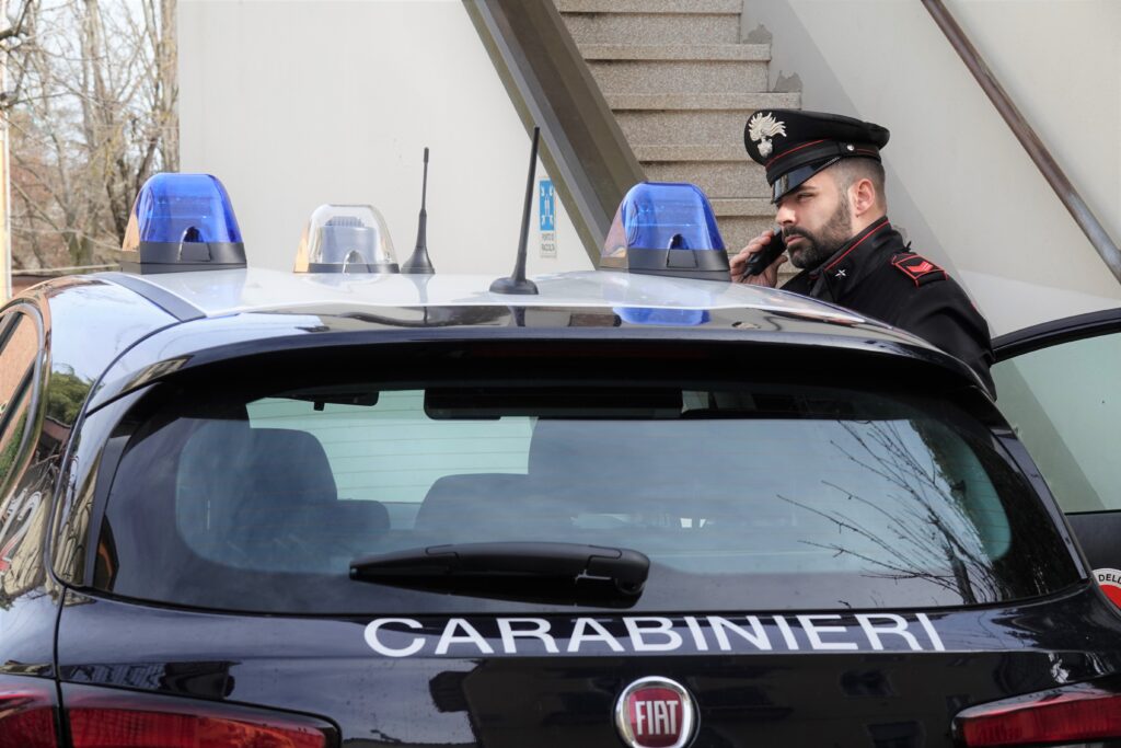 Difendono barista e vengono feriti, aggressore arrestato