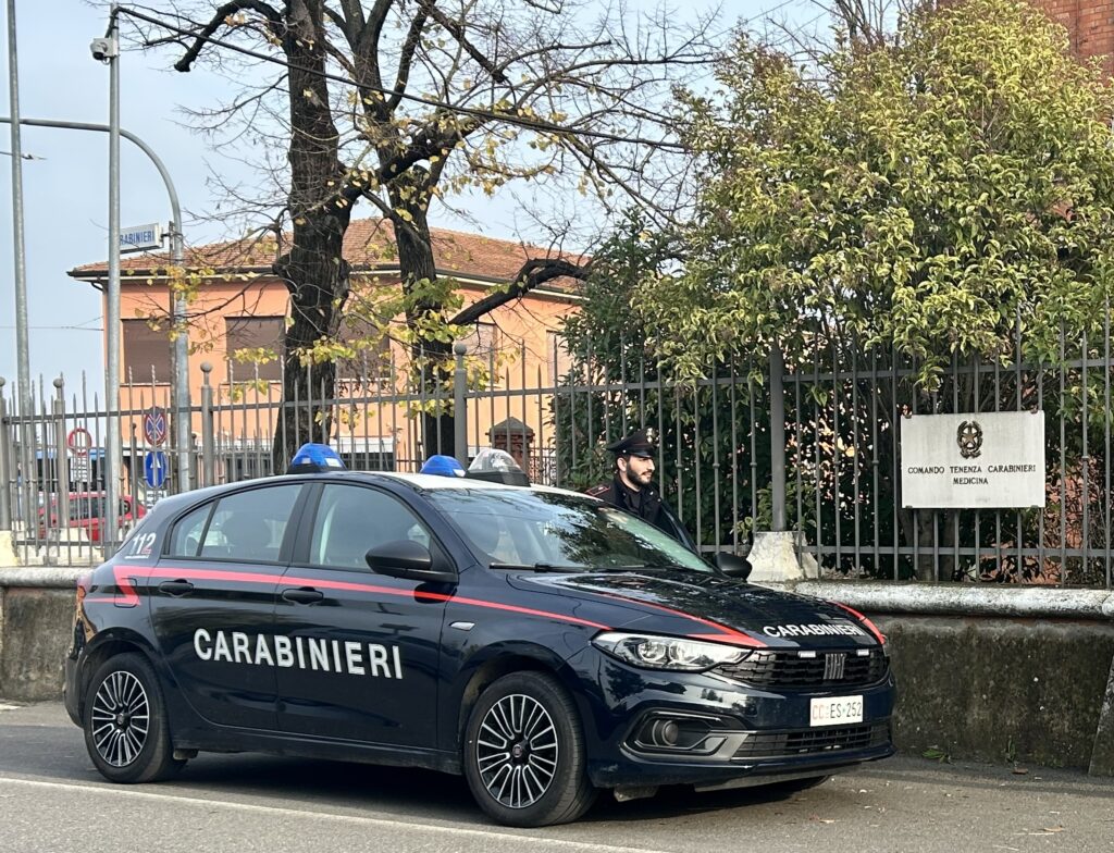 Lancia sasso contro una finestra di un circolo durante una festa: denunciato minorenne