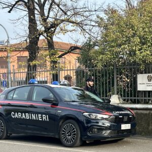 Lancia sasso contro una finestra di un circolo durante una festa: denunciato minorenne