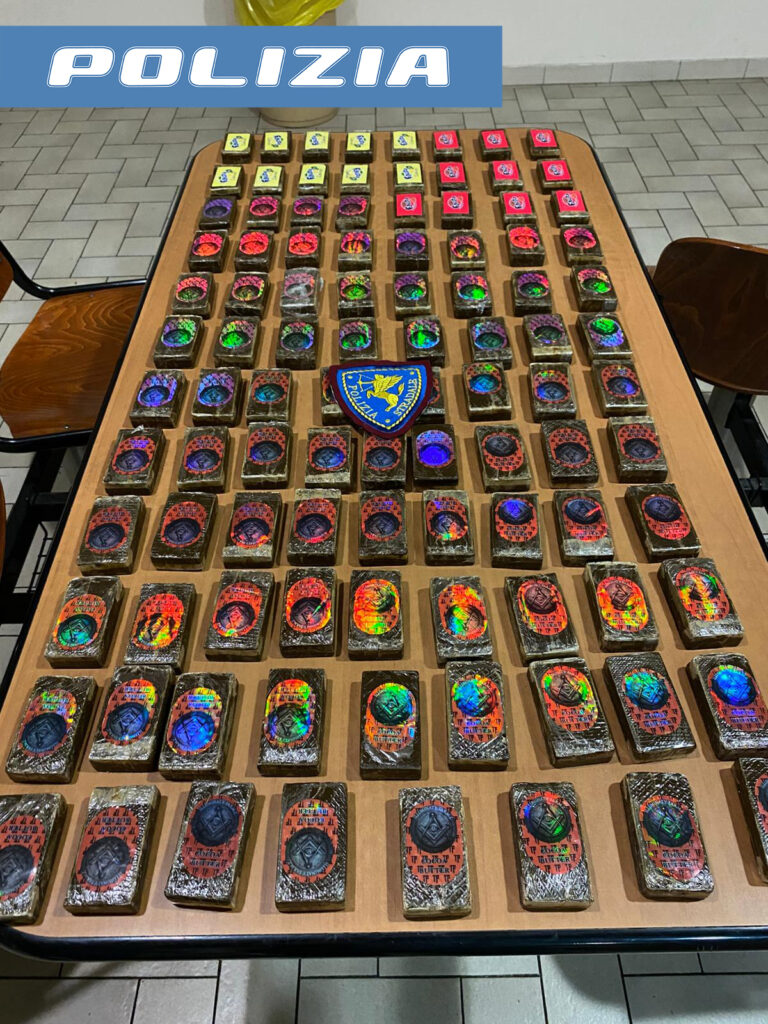 Controllo in auto: la Stradale scopre 10 chili di hashish nascosti in un borsone