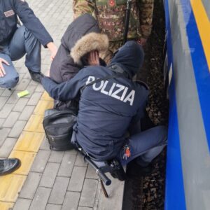 Polfer soccorre una viaggiatrice caduta sui binari in stazione a Bologna