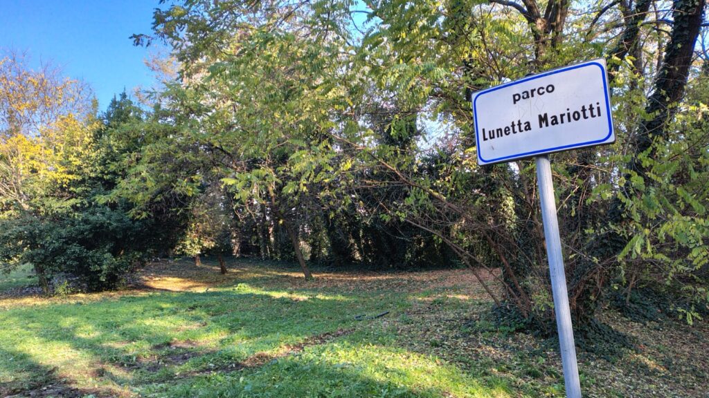 Cadavere trovato nel parco di Villa Angeletti, laccio al collo e un taglio a un polso