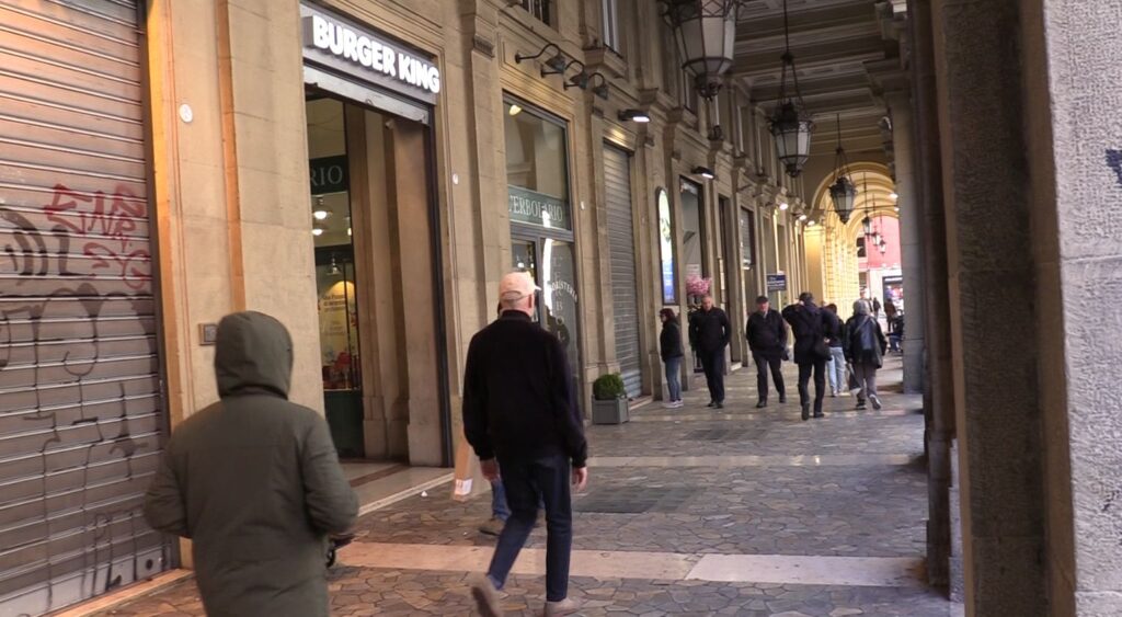 Principio d’incendio da Burger King in via Ugo Bassi, nessun ferito