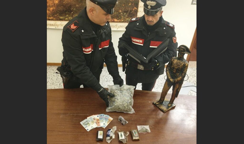 Gli portano una notifica e trovano in casa 750 grammi di droga