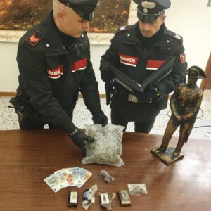 Gli portano una notifica e trovano in casa 750 grammi di droga