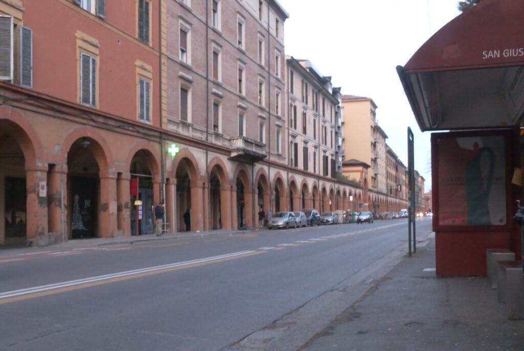 Tracce di sangue in strada: accertamenti della polizia in zona Saragozza