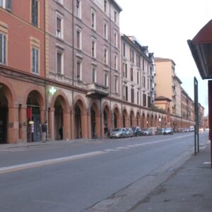 Tracce di sangue in strada: accertamenti della polizia in zona Saragozza