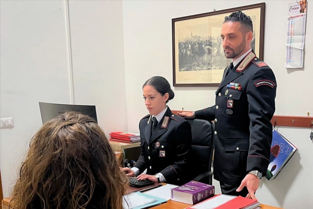 Maltratta moglie e figlia e si fa consegnare anche parti degli stipendi