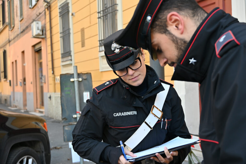 Provocano incidente, scappano e feriscono i carabinieri: arrestati due giovani