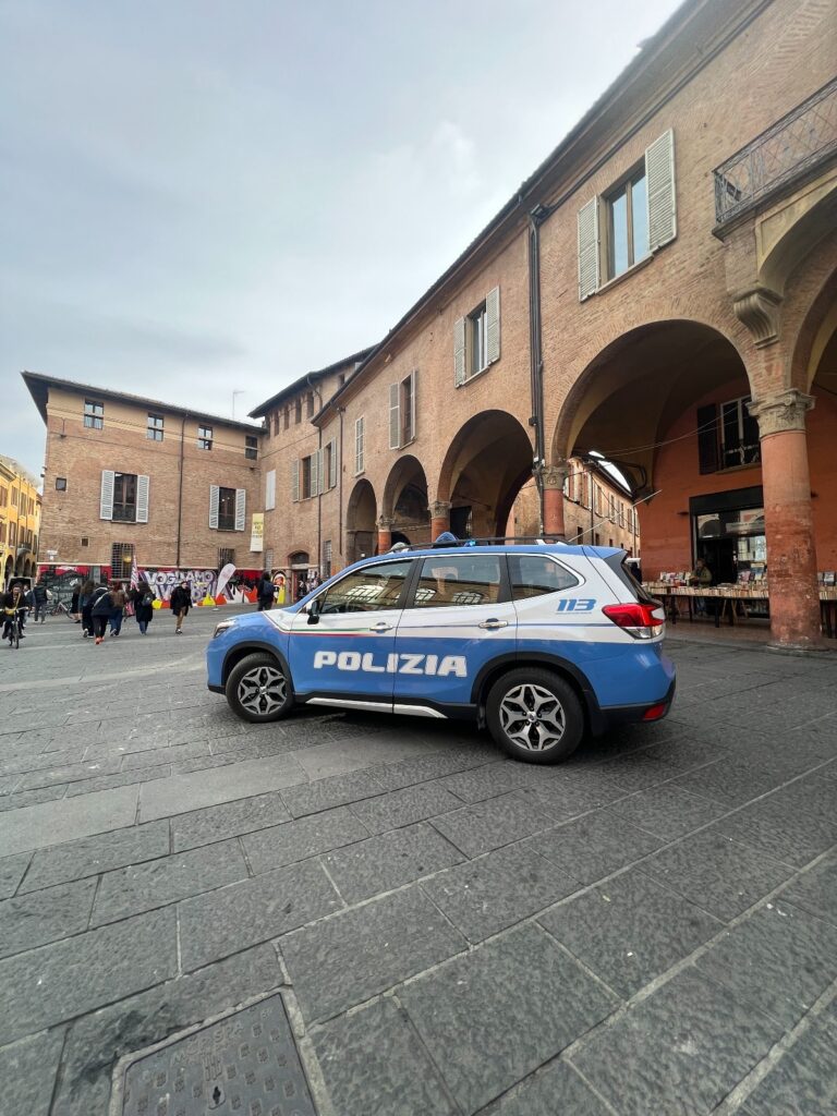 Tentata rapina in centro: uomo accoltellato a una gamba