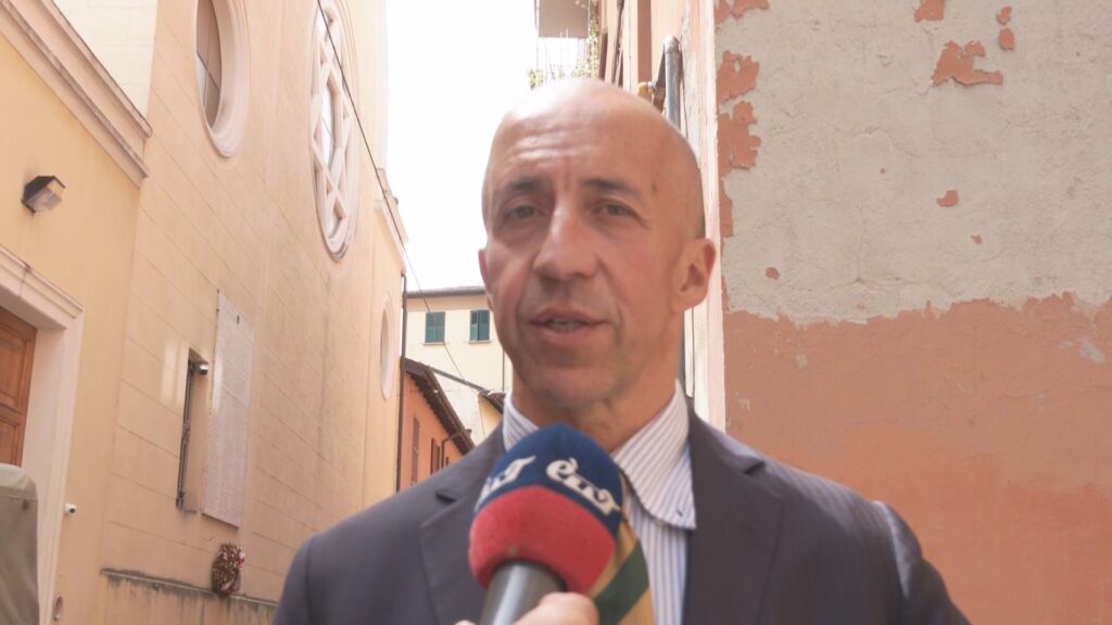 Il capo della comunità ebraica De Paz chiede a Lepore di togliere la bandiera palestinese da Palazzo d’Accursio”. Il Comune: “Accostamento offensivo”