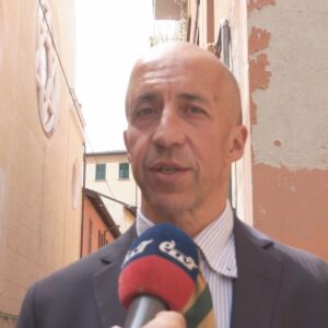 Il capo della comunità ebraica De Paz chiede a Lepore di togliere la bandiera palestinese da Palazzo d’Accursio”. Il Comune: “Accostamento offensivo”