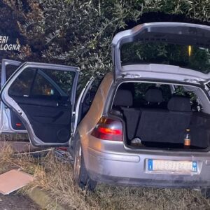 Crevalcore, un 15enne è stato fermato dai carabinieri, era a bordo di un’auto rubata. Fuggito il complice