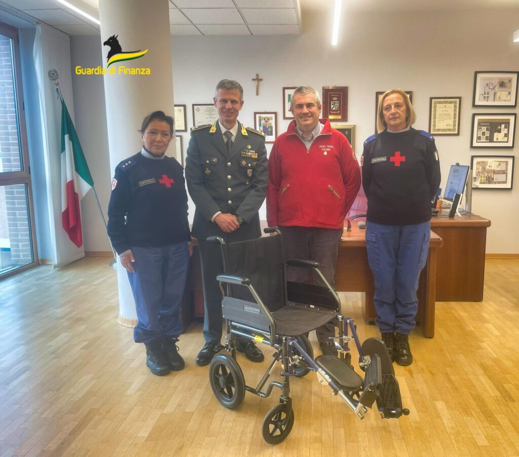 Solidarietà: Gdf dona una carrozzina per trasporto disabili alla Croce Rossa