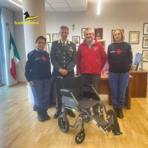 Solidarietà: Gdf dona una carrozzina per trasporto disabili alla Croce Rossa