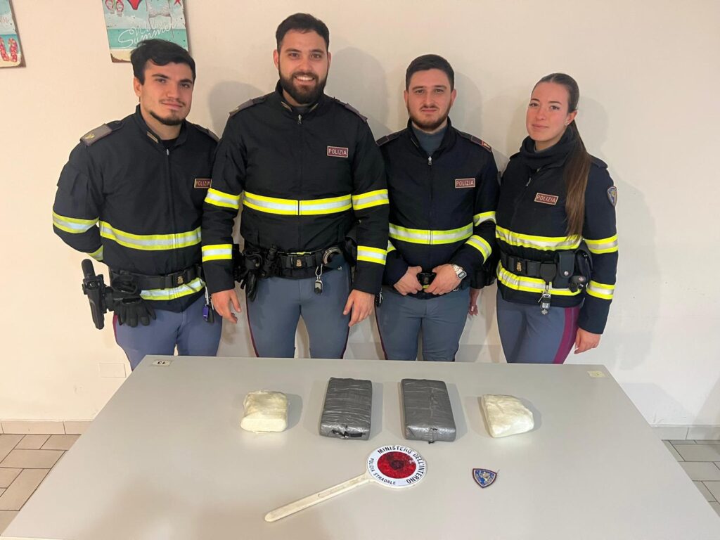 In auto con tre kg e mezzo di cocaina, 26enne arrestato dalla Polstrada