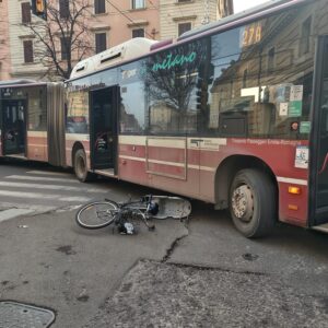 Bus investe bicicletta, fortunatamente quasi illesa la ciclista