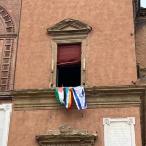 Sul Comune di Bologna la bandiera di Israele, accanto a quella della Palestina e della Pace.