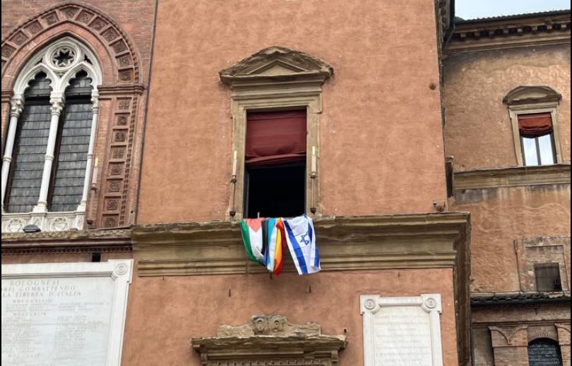 Sul Comune di Bologna la bandiera di Israele, accanto a quella della Palestina e della Pace.