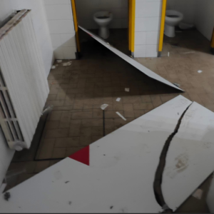 I tifosi del Borussia, imbestialiti per la sconfitta sul campo, si sfogano sui bagni del Dall’Ara