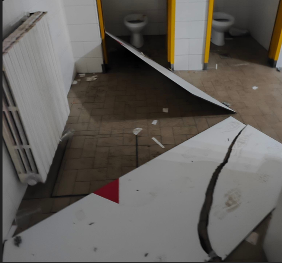 I tifosi del Borussia, imbestialiti per la sconfitta sul campo, si sfogano sui bagni del Dall’Ara