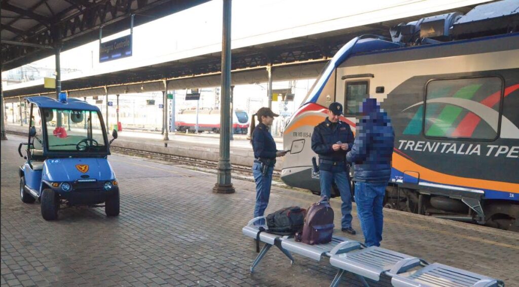 Trovato con mezzo kg di droga in stazione: arrestato (e subito rilasciato)
