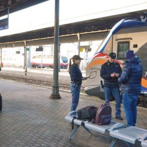 Trovato con mezzo kg di droga in stazione: arrestato (e subito rilasciato)