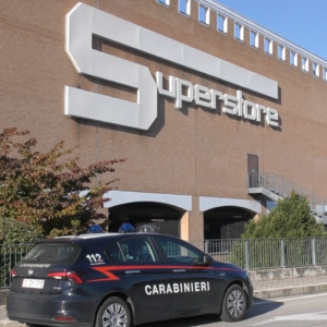 Fanno una spesa da 5mila euro e tentano la fuga