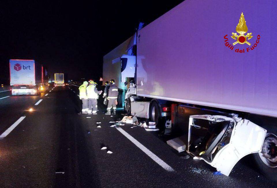 Tamponamento fra due tir in Autosole, grave un camionista