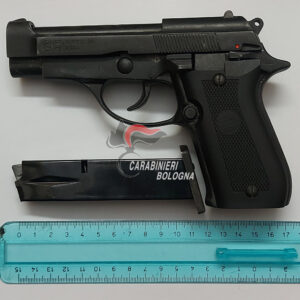 A 16 anni sale sul bus con una pistola, denunciato dai Cc